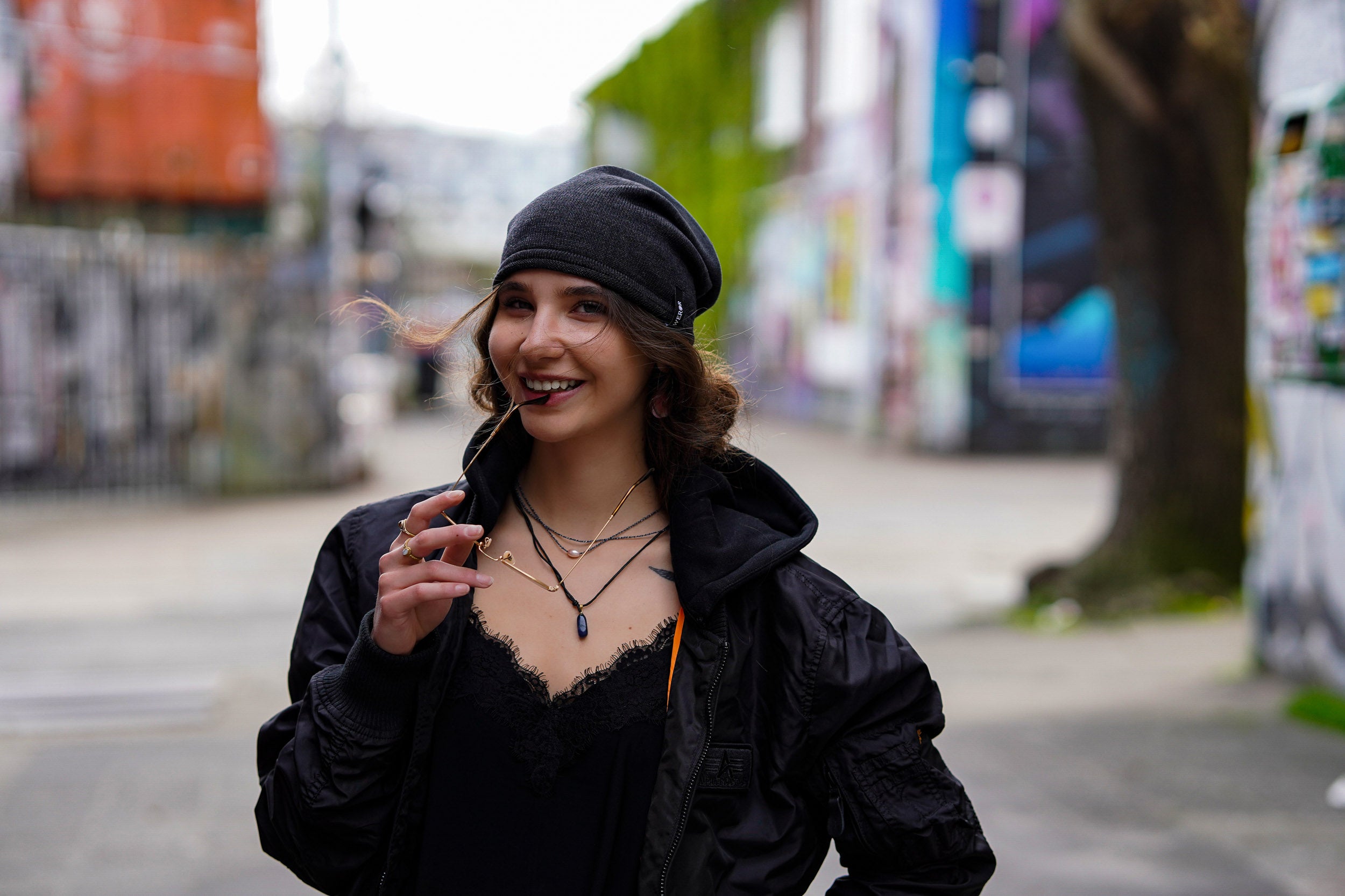 Frau mit Beanie