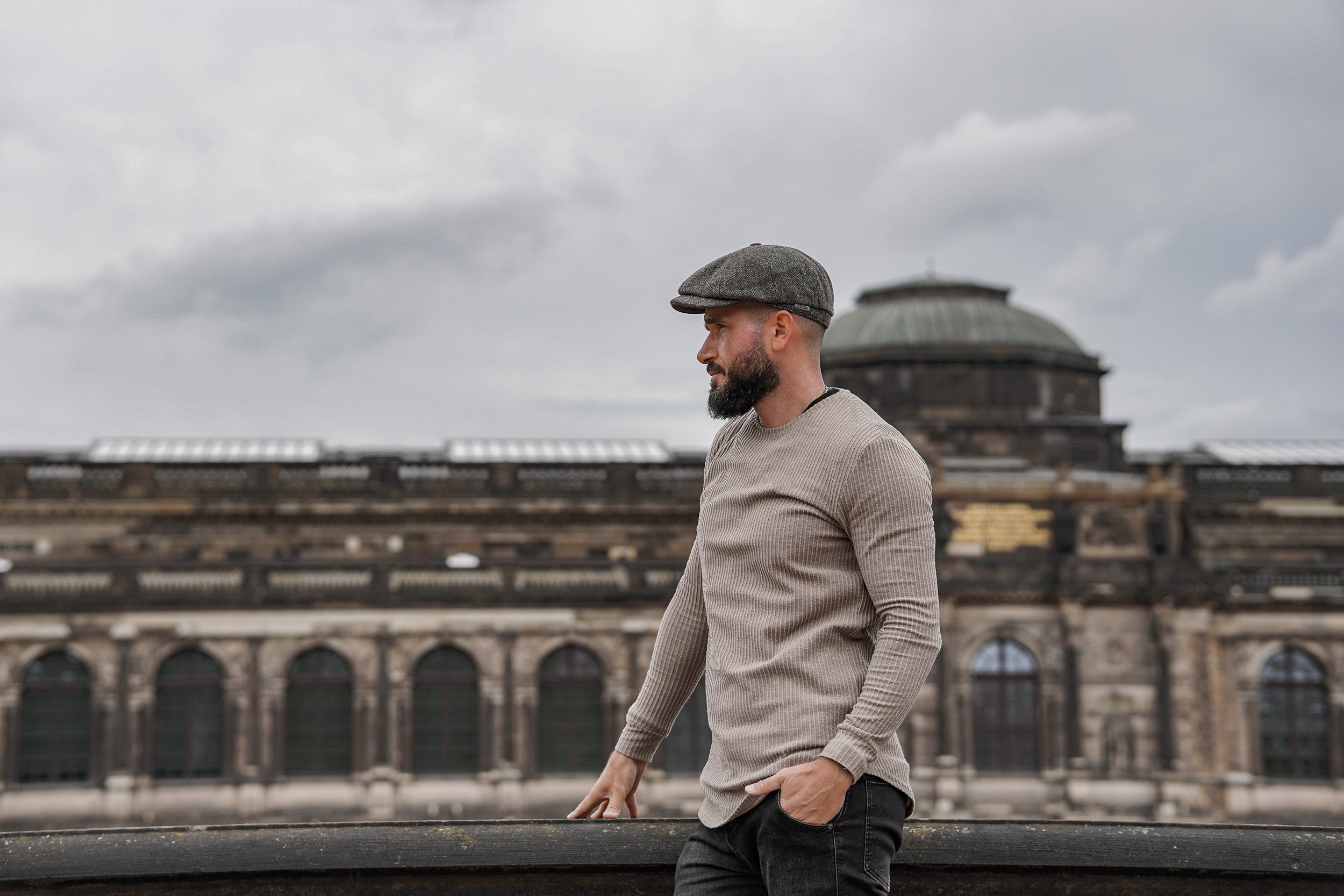Mann vorm Dresdner Zwinger
